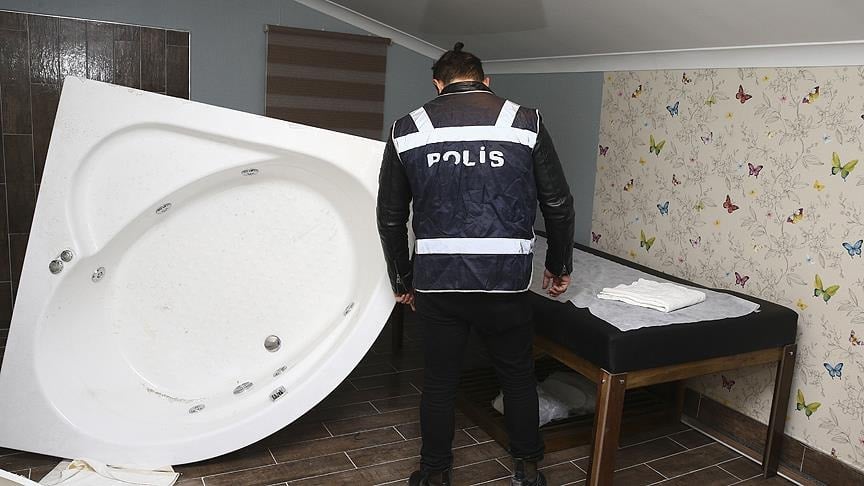 Adana'da masaj salonlarına fuhuş operasyonu: 14 zanlı tutuklandı
