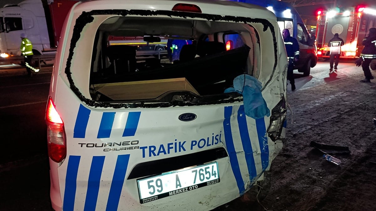 Kontrolü kaybedip trafik polisine çarptılar