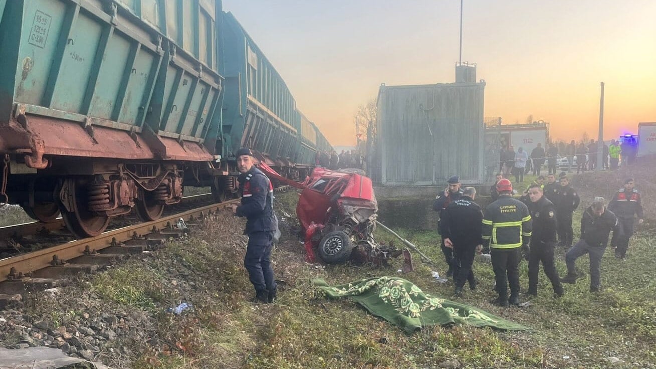 Yük treninin çarptığı otomobilin sürücüsü öldü