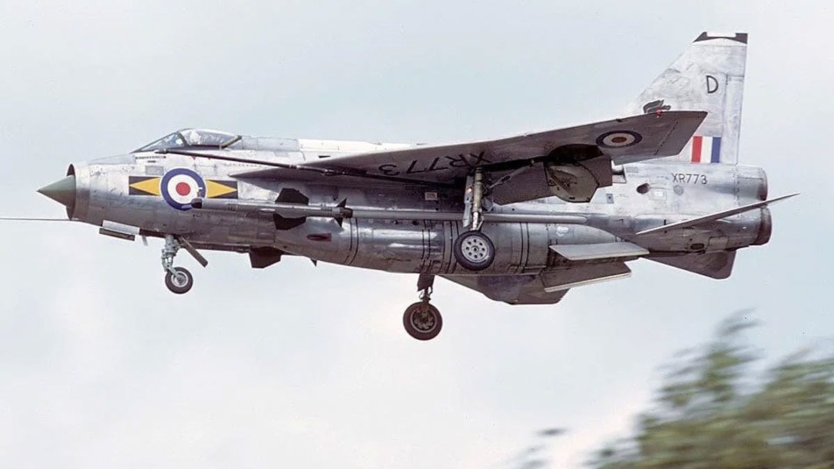 Mühendis koltuğa geçip yanlışlıkla savaş uçağını uçurdu: Ömre bedel 12 dakika