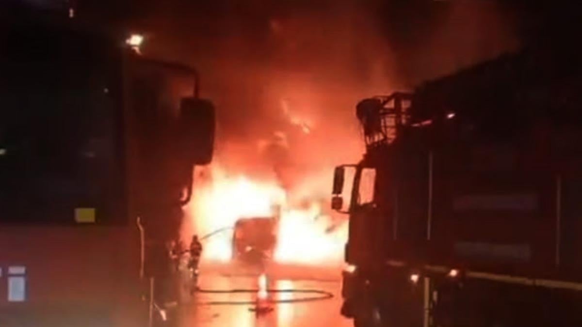 Nurdağı’nda çocuk bezi yüklü TIR alev alev yandı