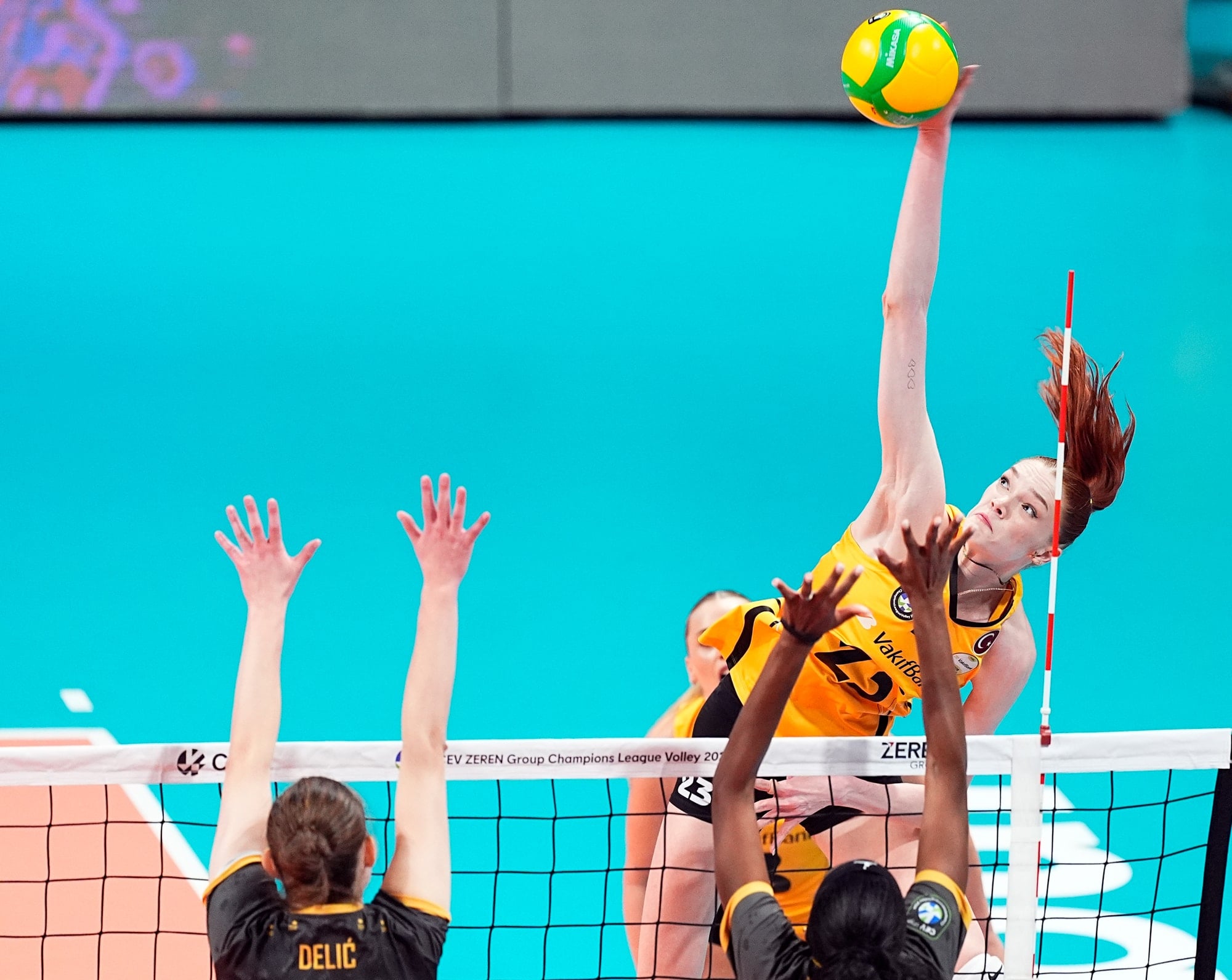 VakıfBank, CS Volei Alba'ya set vermedi