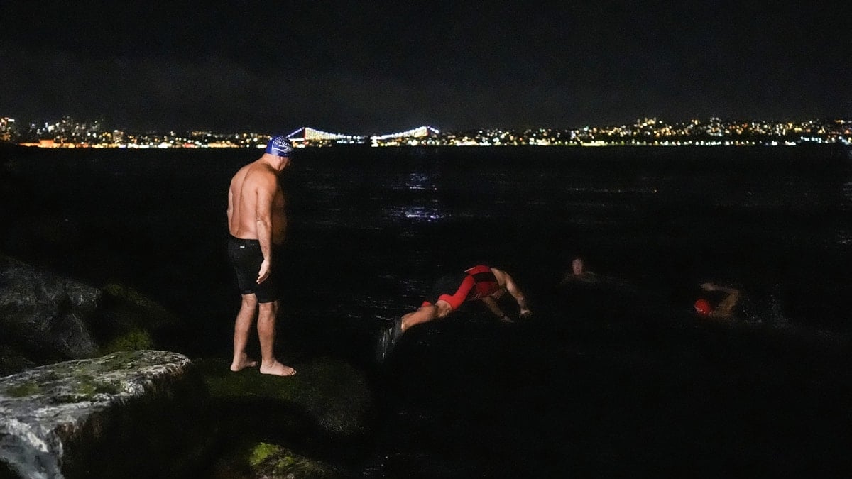 İstanbul'da bir grup yeni yıla denizde yüzerek girdi