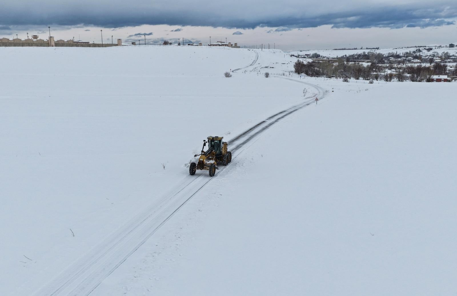 Van'da 283 yerleşim yeri ulaşıma kapandı!