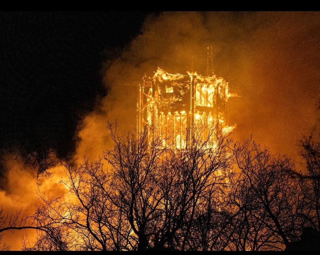 Havai fişekli kutlama pahalıya mal oldu: Tarihi kilise alev alev yandı