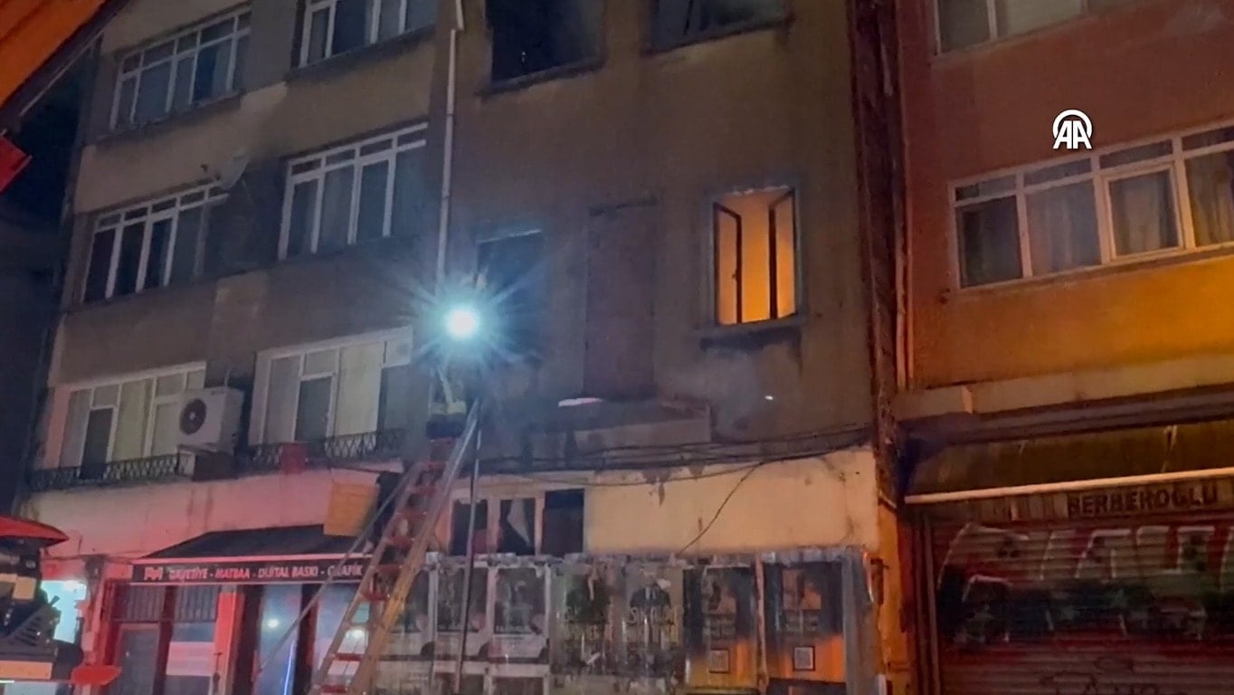 Kadıköy'deki yangında pencereden atladı: Ağır yaralandı