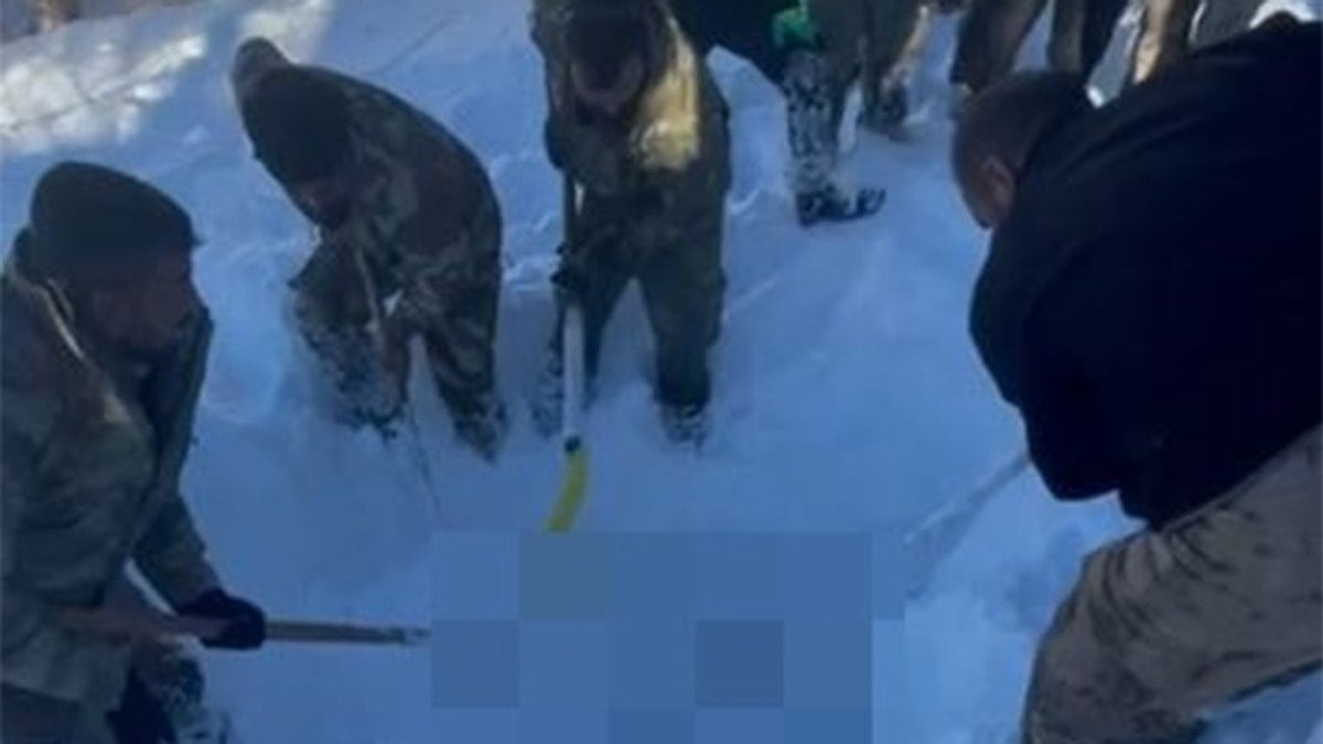 Türkiye'ye kaçak yollarla gelmek istedi, kar altında kalıp öldü