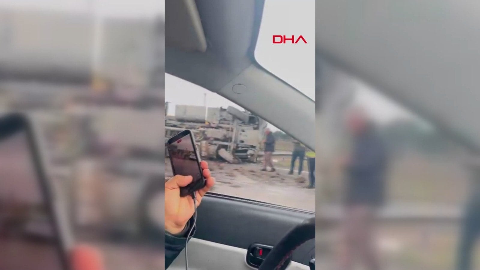 Kuzey Marmara Otoyolu’nda hafriyat kamyonu devrildi: Trafik durma noktasına geldi