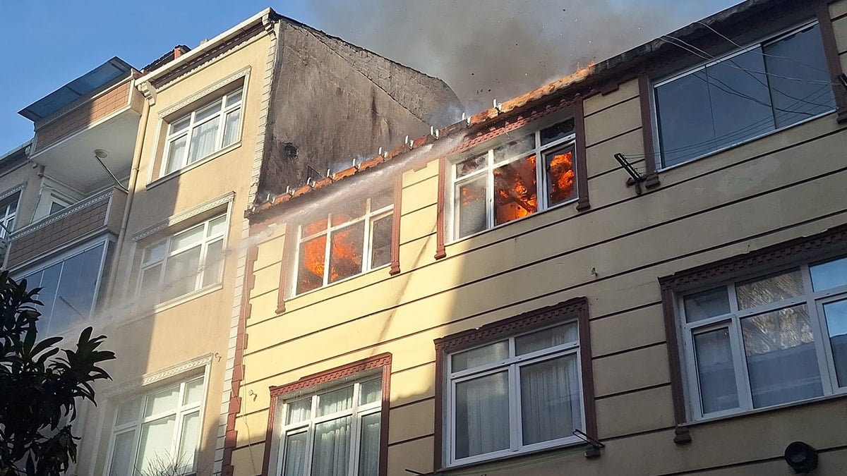 Küçükçekmece’de 4 katlı binada yangın: Alevler çatıya sıçradı