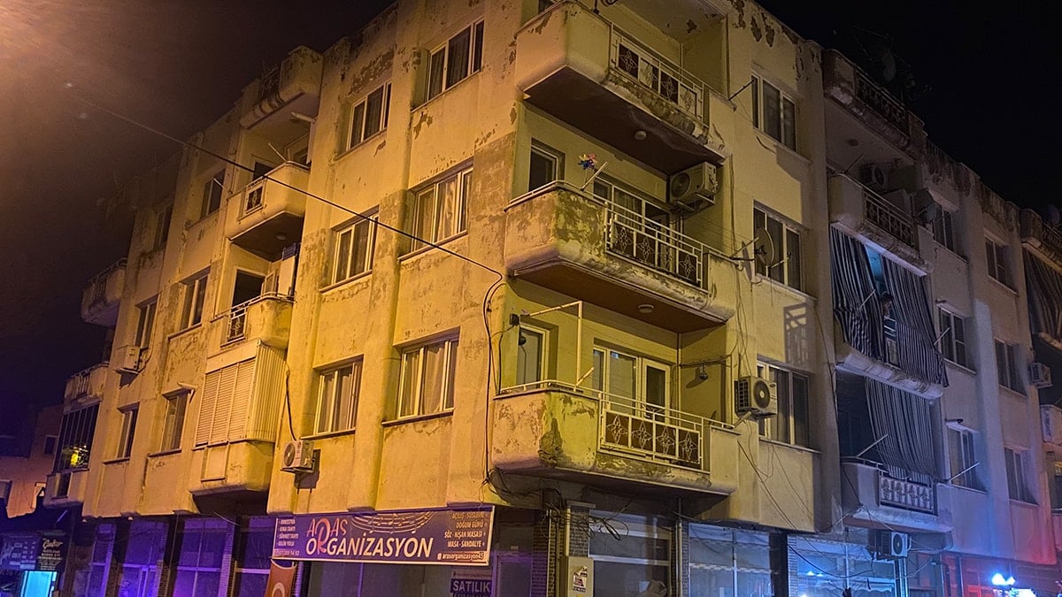 Manisa’da 4 katlı binada yangın