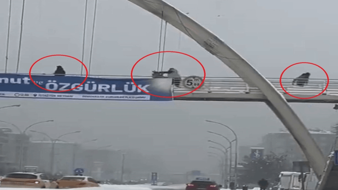 Üst geçitte çocukları yumruklayıp, tekmeledi