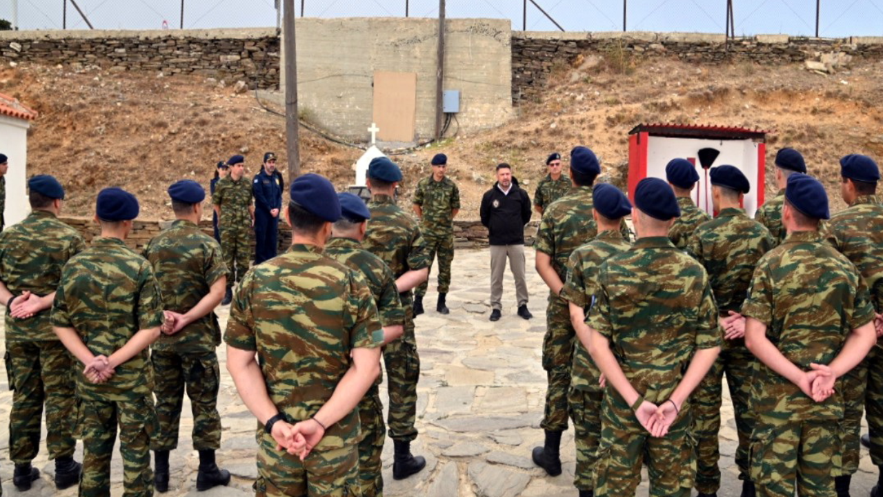 Komşuda on binlerce asker sokaklara iniyor