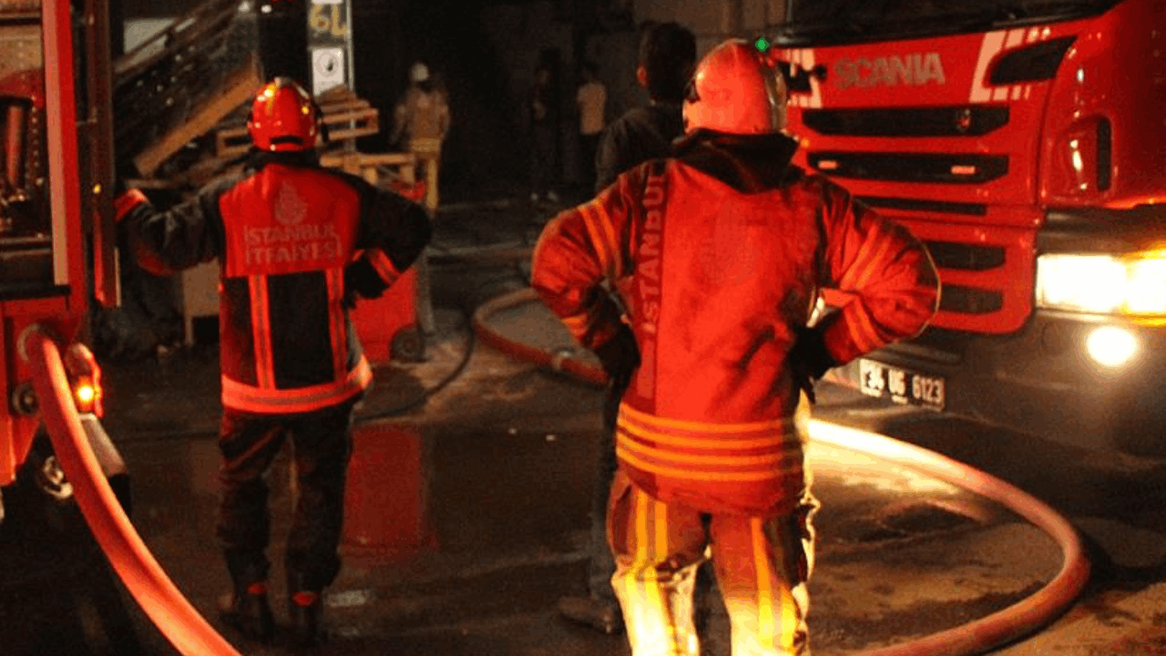 Kırşehir'de müstakil evin garajında çıkan yangında traktör ve tarım aletleri zarar gördü