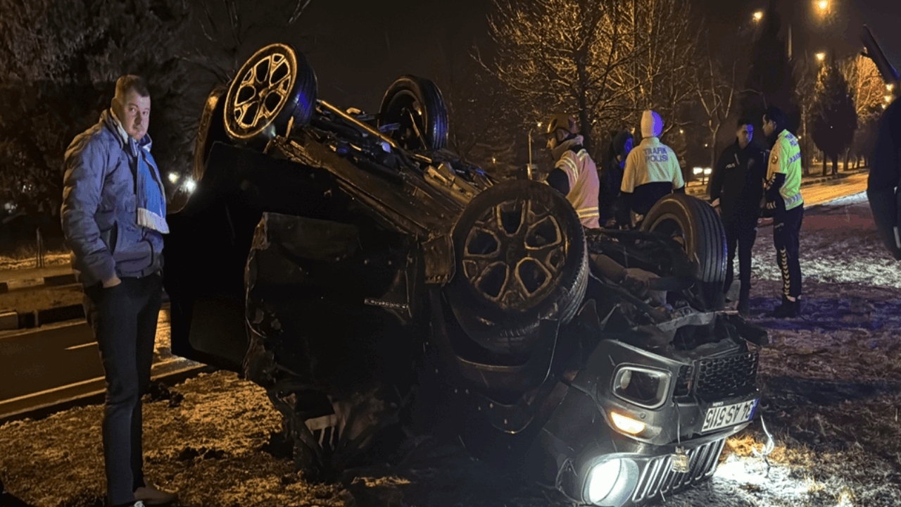 Aynı kavşakta yarım saat arayla 2 otomobil takla attı: 3 yaralı