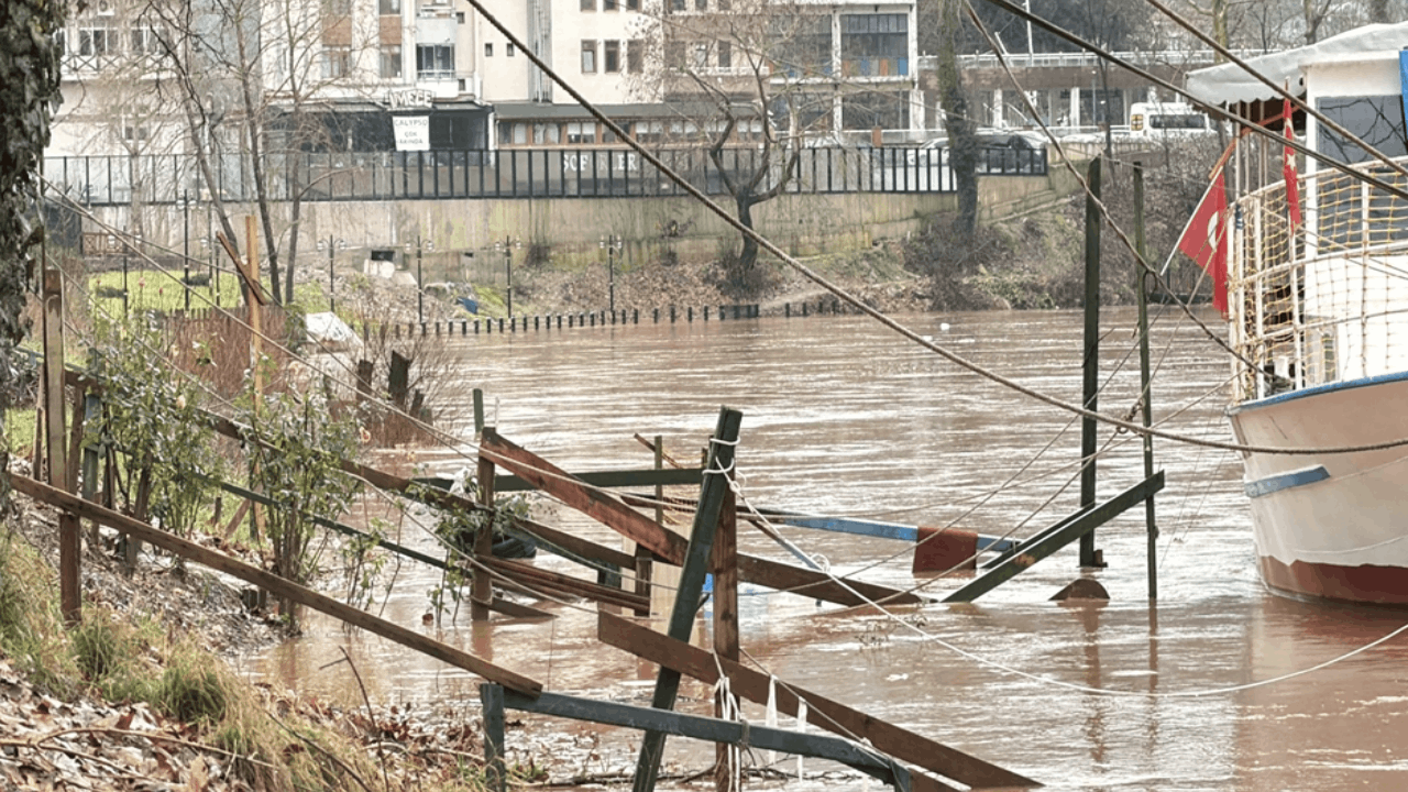 Eriyen kar ile sağanak birleşti; Bartın Irmağı taştı