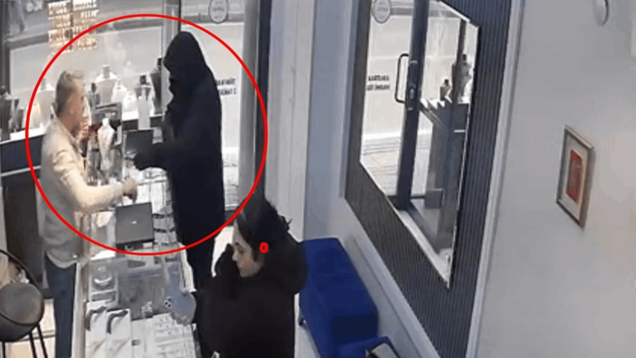 Silahla soymaya geldiği kuyumcu azarlayınca kaçtı