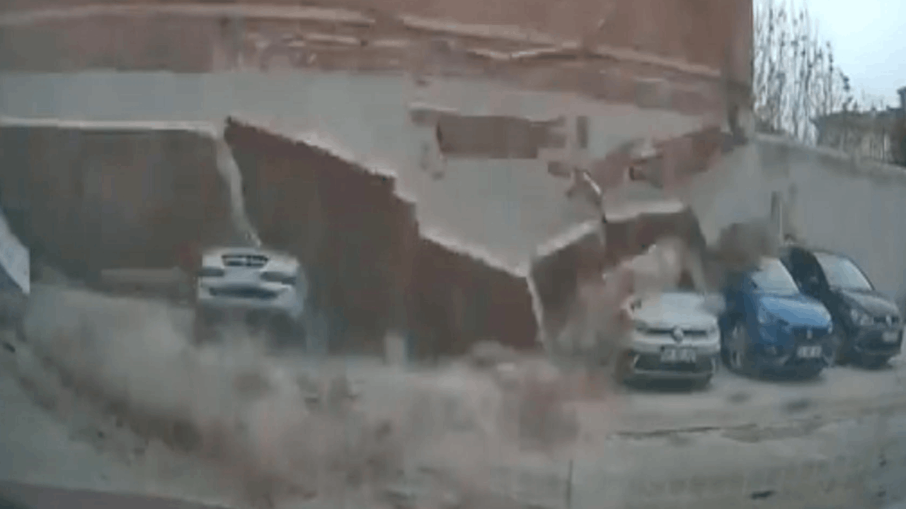 Eskişehir'de duvarın araçların üzerine devrildiği anlar kamerada