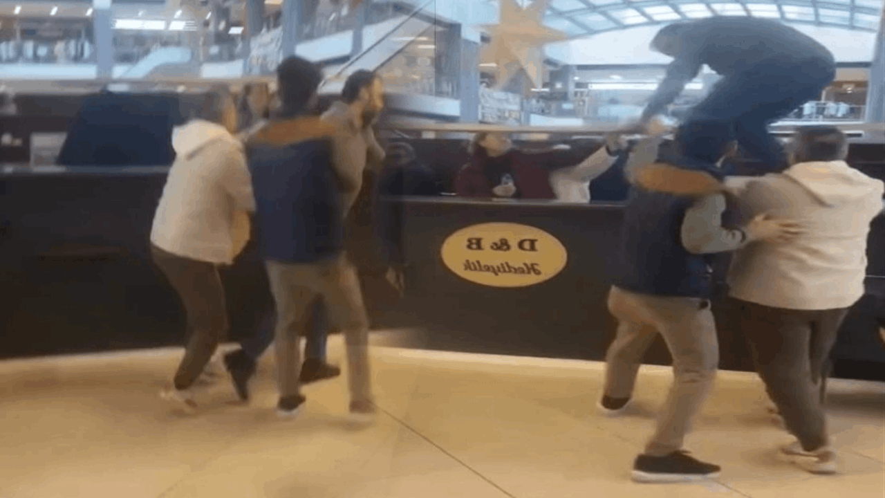 AVM'de ortalık karıştı: Biber gazlı kavga kamerada