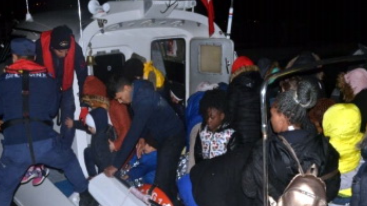 İzmir açıklarında göçmen botu battı, ölü ve kayıplar var