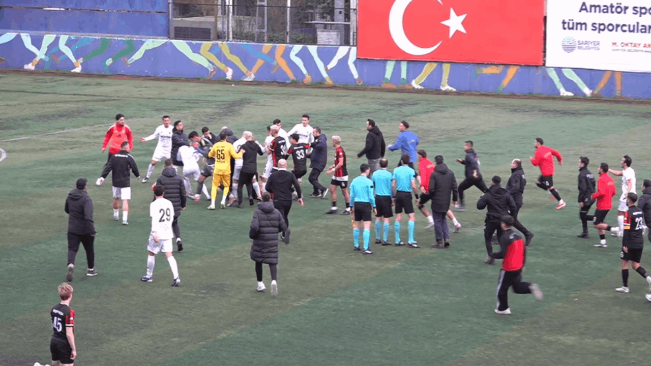 Stadyum karıştı; futbolcularla taraftarlar birbirine girdi