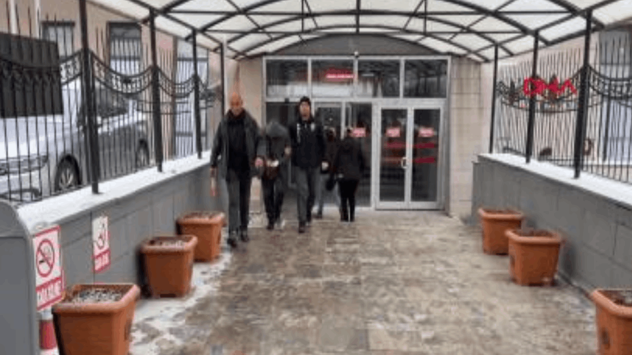 Üvey babasını bıçakladı