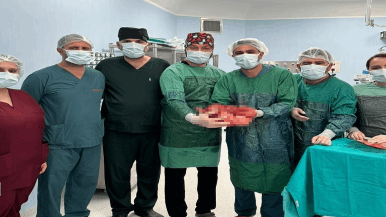 Karnından 4,5 kiloluk kitle çıktı