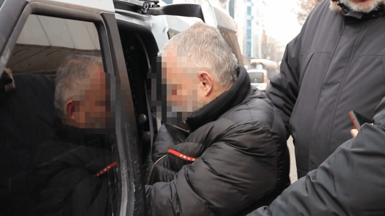 Sahte altınları bozdurmak isterken yakalandı