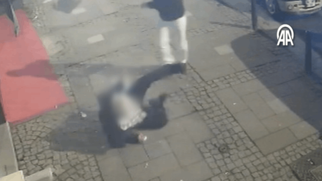 Yolda yürürken tekmeli saldırıya uğradı