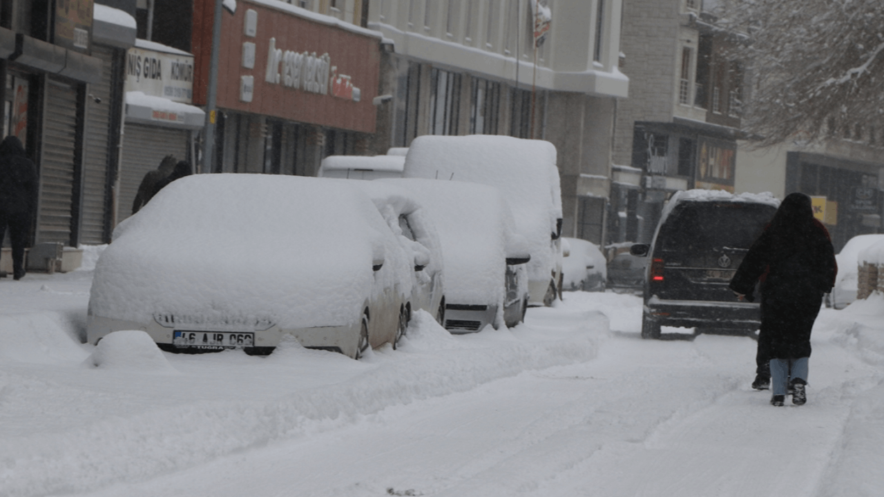 Van'da 287 yerleşim yeri ulaşıma kapandı; kar kalınlığı 30 santime ulaştı