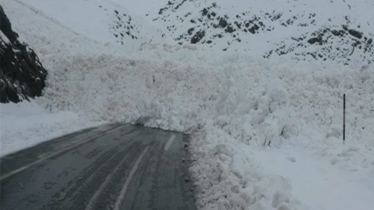 Bayburt-Erzurum kara yolu çığ nedeniyle ulaşıma kapandı