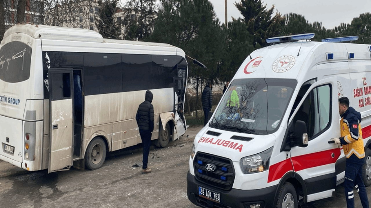 Servis midibüsleri kafa kafaya çarpıştı; 19 yaralı