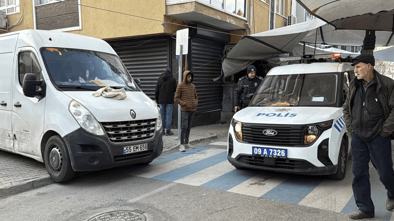 Akraba pazarcıların silahlı yer kavgası; 3 yaralı