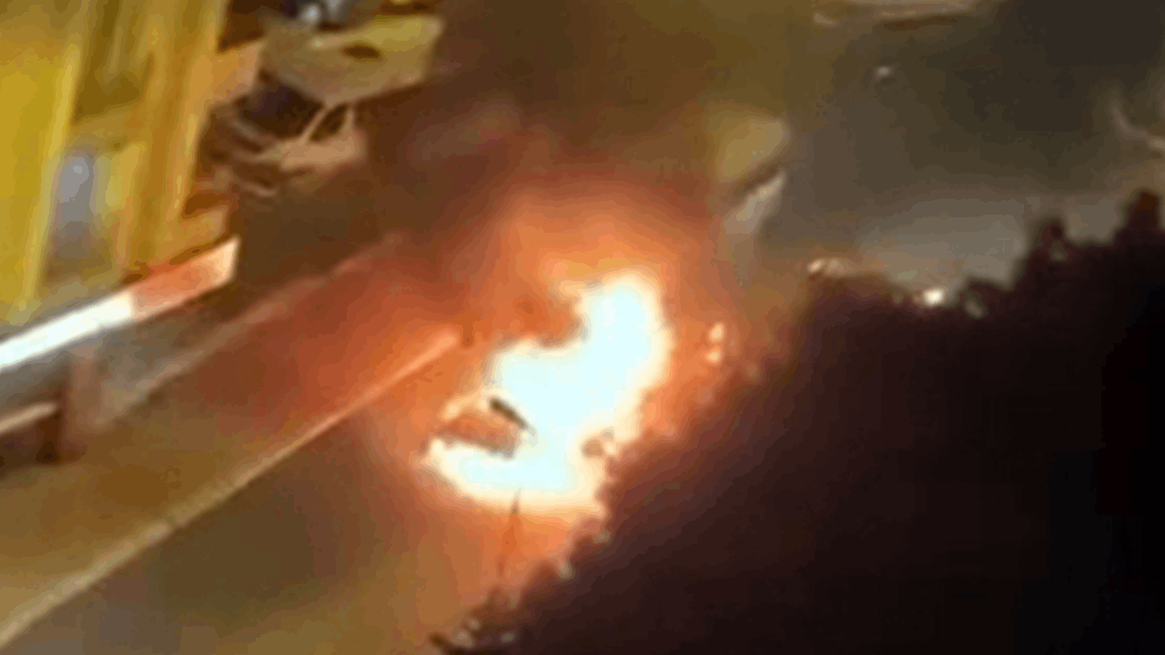 Esenyurt'ta park halindeki otomobil alev topuna döndü