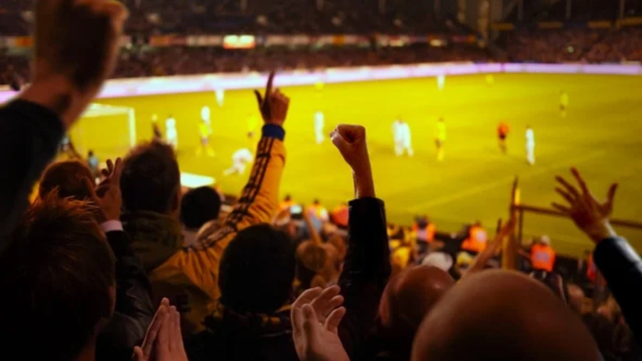 Ünlü futbolcular "Taraftarlarımız her şeyimiz" diyerek bilet paralarını ceplerinden ödedi