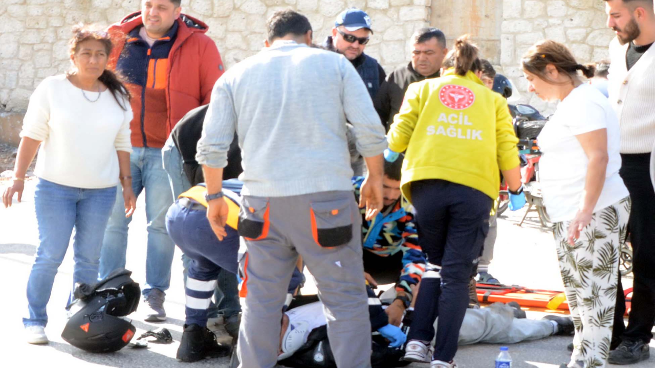 Motosikletten 30 metre ileriye fırlayan genci kaskı kurtardı