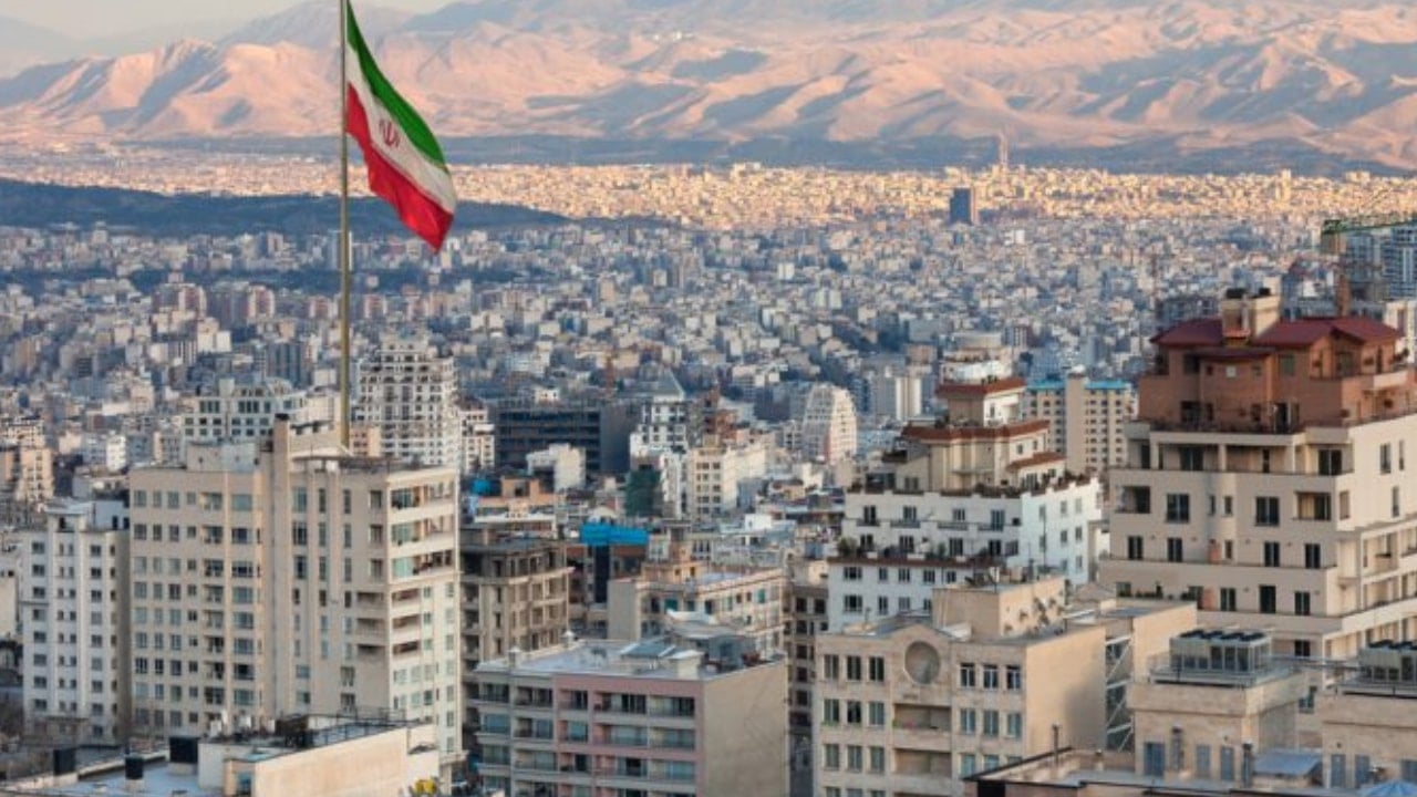 ABD savaş gemilerini göndermişti! İran yanıt olarak reklam panosunu kullandı