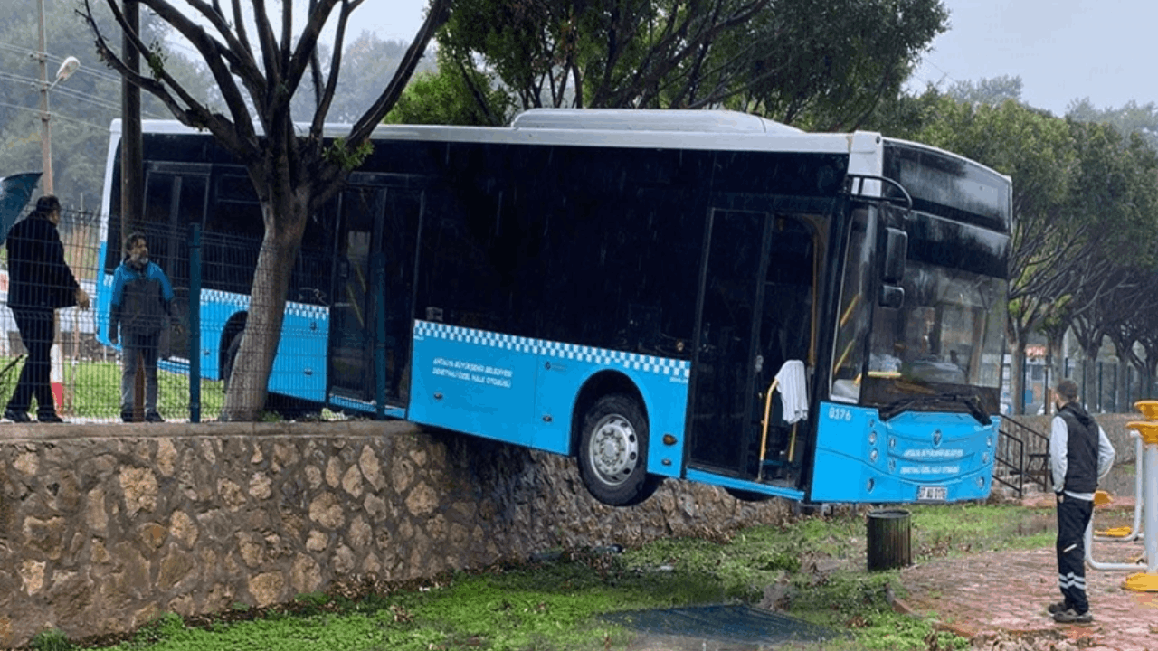Freni boşalan otobüs, duvarda asılı kaldı