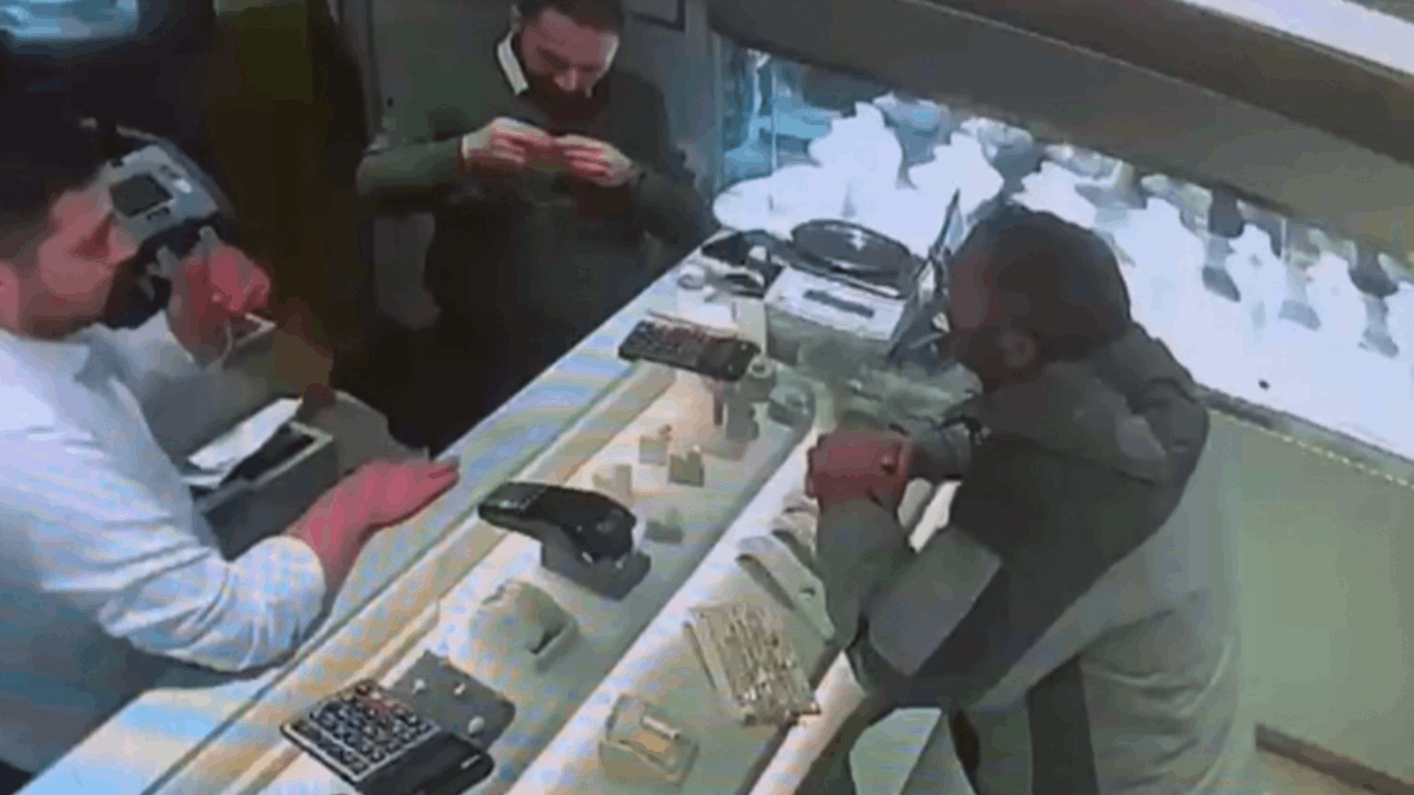 Sarıyer'de sahte altın kolyeyle kuyumcuyu dolandırdı