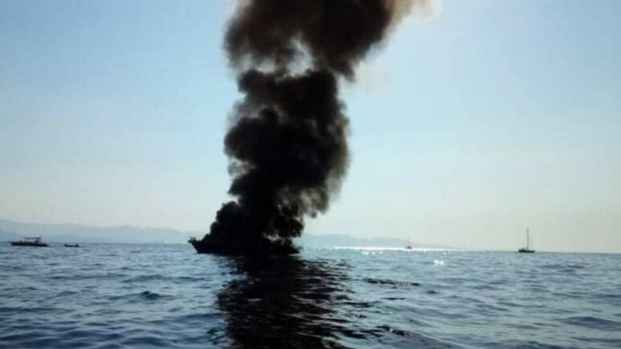 Çanakkale açıklarında balıkçı teknesi yandı, 5 balıkçı kurtarıldı