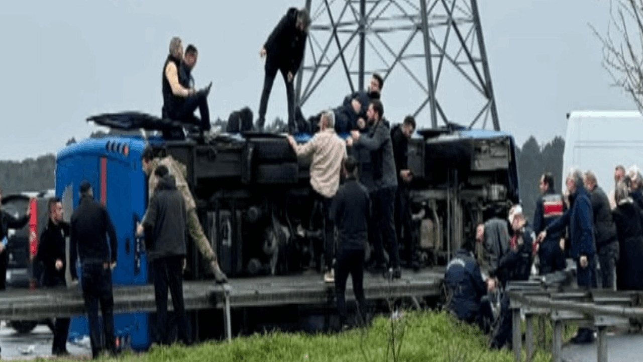 Son dakika: Kemerburgaz'da cezaevi nakil aracı devrildi; yaralılar var