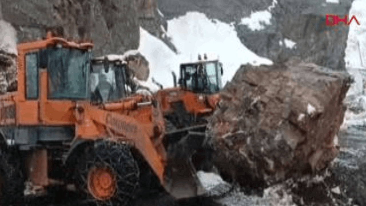 Şırnak'ta dağdan kopan kaya yolu ulaşıma kapattı