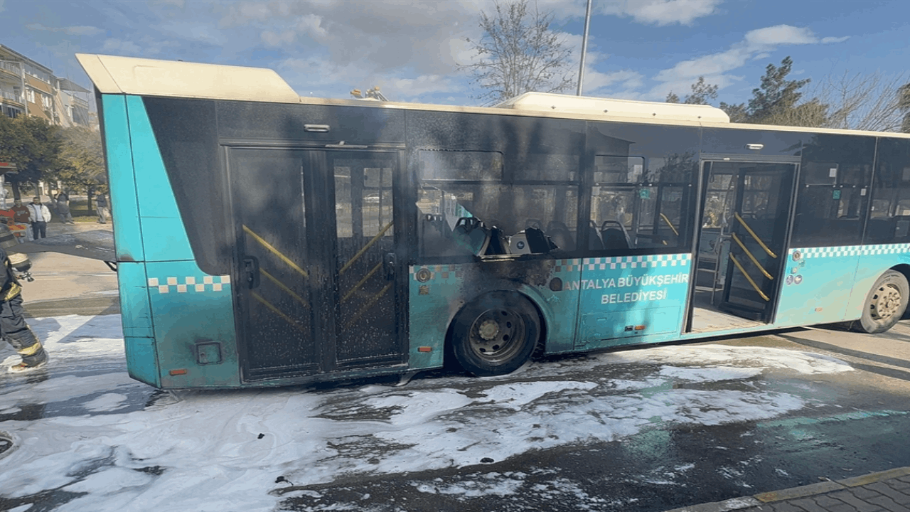 Halk otobüsü, motor bölümünden alev aldı