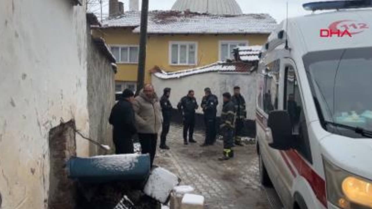 Kütahya’da 2 katlı kerpiç ev çöktü; 1 yaralı