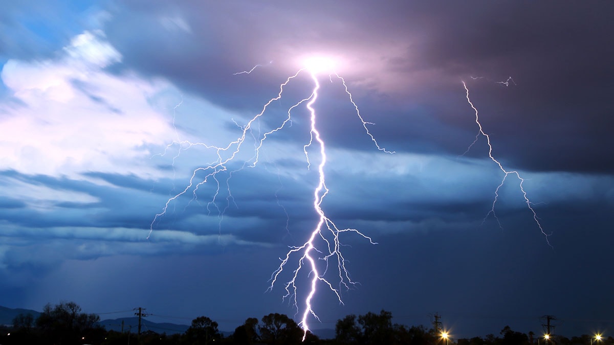 Bir yıldırım 9 kişiyi hayattan kopardı