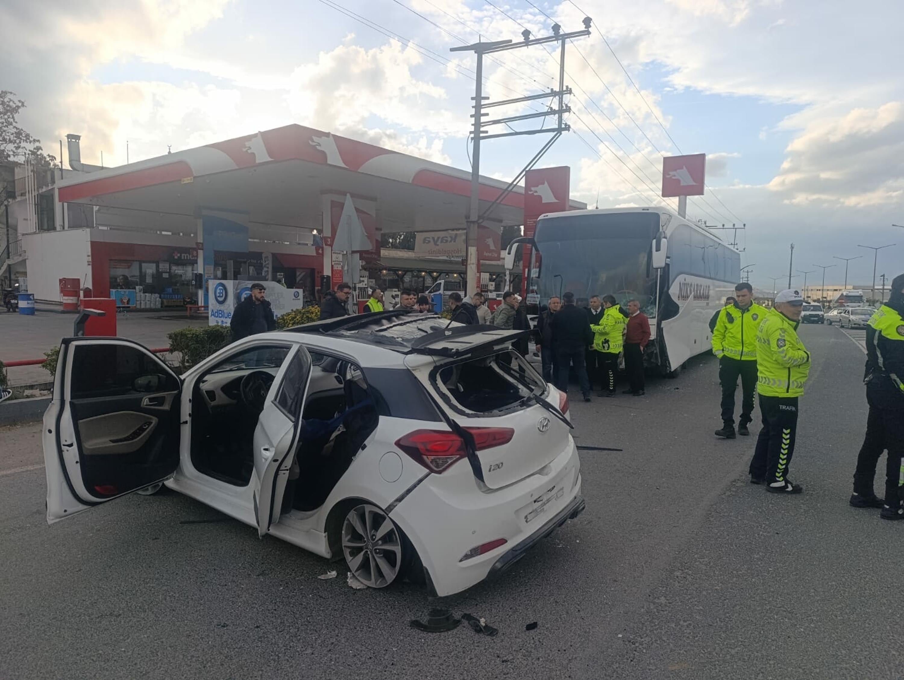 Yolcu otobüsü otomobile çarptı: 1’i çocuk 3 yaralı