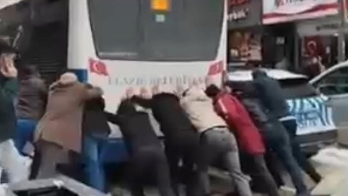 Elazığ'da kar krizi: Yolda kalan otobüsü vatandaşlar kurtardı