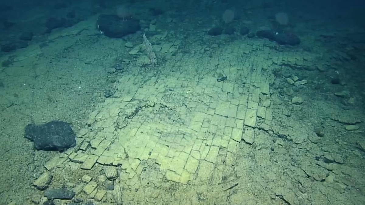 Okyanusun dibinde sarı kaldırım taşlarıyla döşenmiş  yol bulundu:  Kayıp şehre mi gidiyor?