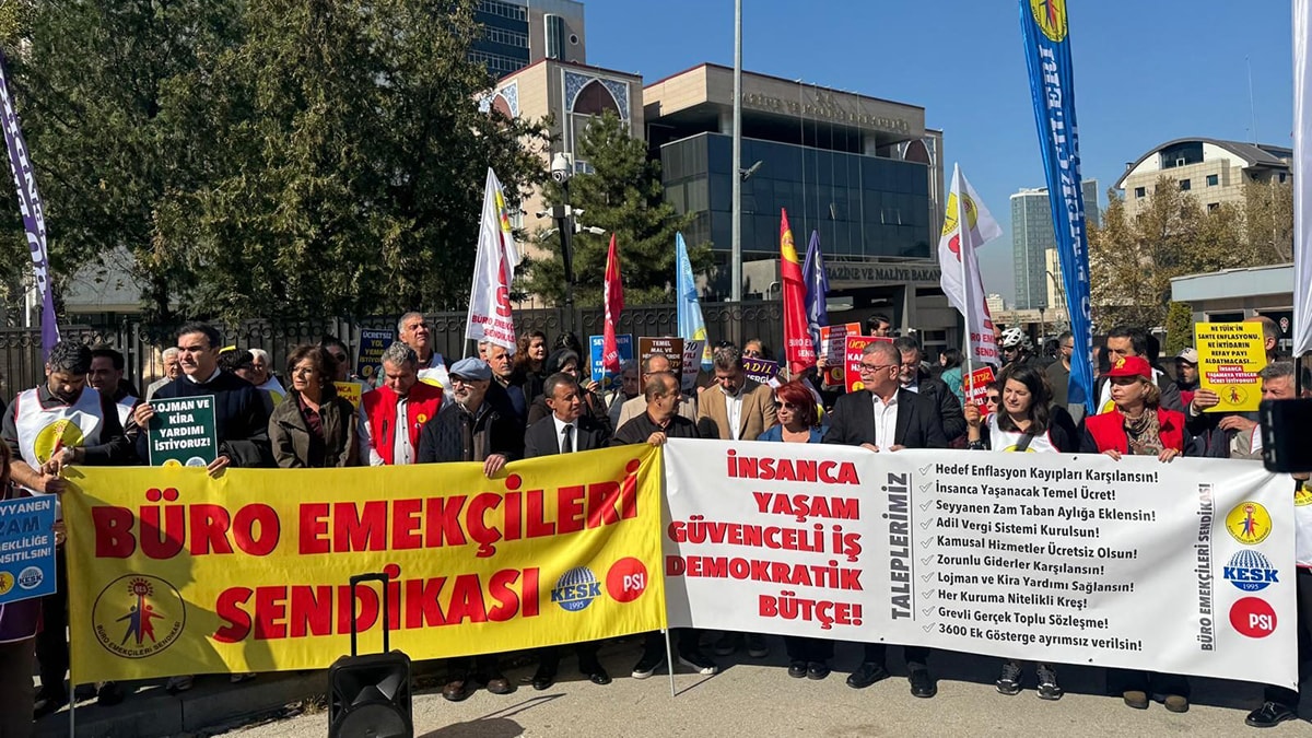Memurlar bütçeyi protesto etti