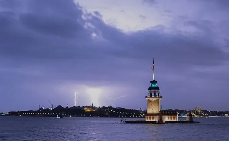İstanbul'da adeta gök delinecek! Bu gece yarısı başlıyor