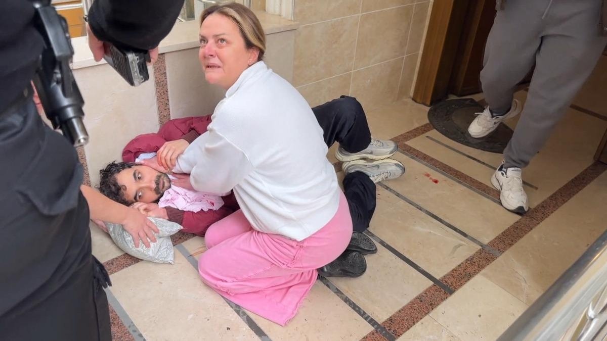 Yol kavgası evde bitti: Kapısına gelip boynundan bıçakladı